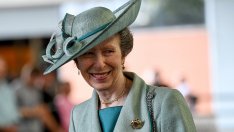 Принцеса Ан наследи перли на Елизабет Втора 