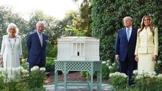 Мелания Тръмп избра безупречен масленожълт костюм по време на посещението на Чарлз и Камила
