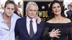 Щастлив дядо: Майкъл Дъглас прегърна внучето си за първи път 