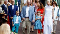 Лятна мода – принцеса Шарлийн с ефектна пола панталон