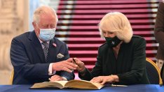 Защо е било трудно да се състои сватбата на принц Чарлз и Камила Боулс