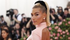 Летен грим – Хейли Бийбър с нестандартна очна линия