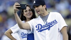 Аштън Къчър и Мила Кунис в Дисниленд – феновете притеснени за външния му вид