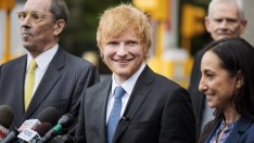 От музикант в продавач - Ед Шийран изненада феновете си