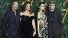 Синди Крауфорд с непоказвана снимка на дъщеря си като бебе