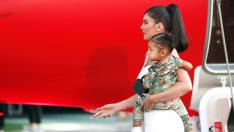 Коледно настроение: Кайли Дженър готви с 2-годишната си дъщеря