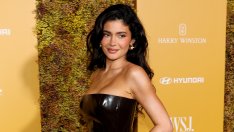 Секси Барби – Кайли Дженър се забавлява с розов бански на плажа