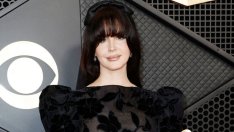 Лана Дел Рей показа уникалната си брачна халка, дни след изненадващия си брак  