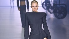 Пияна ли е – Парис Хилтън беше подигравана за странната си походка в ревюто на Mugler