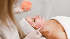 Маска за лице с розова глина –  кои са нейните предимства за кожата?