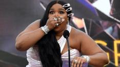 Топлес снимката на Лизо – с послание към жените