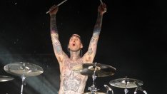 Травис Баркър се качи на самолет 13 години след като оцеля в смъртоносна катастрофа