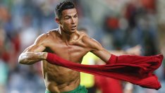 Кристиано Роналдо позира гол до кръста в градината на новия си дом в Манчестър