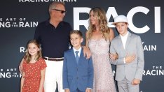 Съпругата на Кевин Костнър, която го напусна, иска от него 250 хиляди долара на месец