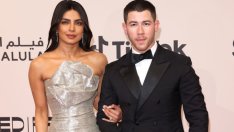 Приянка Чопра направи рядък ход, като сподели снимки по бански със съпруга си Ник