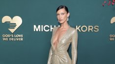 Блясък за Коледа – Бела Хадид покри тялото си с кристали