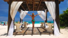 Гери-Никол събира слънчев загар в Доминикана