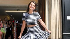 Великолепна: Селена Гомес в прозрачна розова рокля на Versace