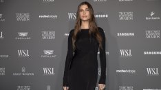 Хейли Бийбър е готова за Коледа с празнично бельо