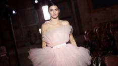 Стилът на звездите: Кендъл Дженър с интересен тоалет за плажа