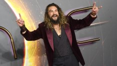 Джейсън Момоа татуира главата си 