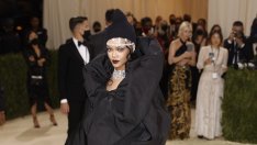 Ето това е майка: Риана не спира да провокира и след раждането