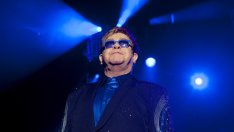 След падане – Елтън Джон си сменя тазобедрена става