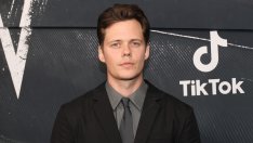 Бил Скарсгард съживява Гарванът 30 години след Брандън Лий