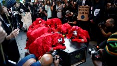Активисти „погребаха“ Седмицата на модата в Лондон