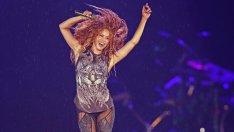 Секси и стилна Коледа: Шакира в празничната кампания на Burberry