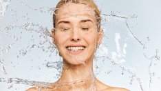Миене на лицето по време на душ – има повече недостатъци, отколкото предимства