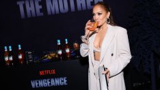 Готова за лятото – Дженифър Лопес с нова прическа и секси фотосесия