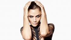 Хелена Кристенсен се изкъпа по бански в ледена река