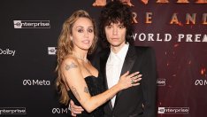 Току-що сгодената Майли Сайръс блесна на световната премиера на „Аватар: Огън и пепел“