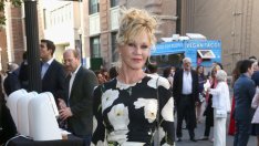 Мелани Грифит на 65 - стилна в малка черна рокля