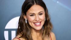 Дженифър Гарнър в карантина – купчини пране, вино и пижама