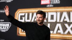 Брадли Купър все по-влюбен в Джиджи Хадид – смени и стила си