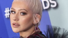 Кристина Агилера напомни за свой албум с топлес снимка