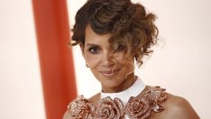 Хали Бери показа естествената си коса 