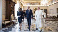 Джил Байдън заложи на любимия си дизайнер за среща с папата