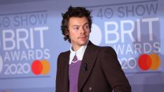 Хари Стайлс отговори на критиките към фотосесията си в рокли