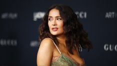 Салма Хайек отпразнува важно постижение с тренировка в басейна