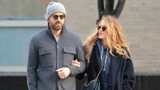 Далече от очите, но не и от сърцето – Блейк Лайвли със специална гривна в чест на Райън Рейнолдс