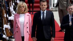 Скандалните отношения на Еманюел и Бриджит Макрон – от афера между ученик и учителка до шокиращата физическа разправа