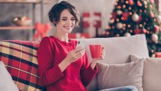 Модни съвети – как да носите червен пуловер през празничните дни