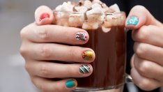 Коледен маникюр за къси нокти – идеите, които да копирате този декември
