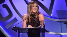 Дженифър Анистън показа естествената си коса