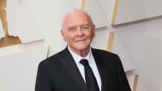 Антъни Хопкинс събира кученца с техните спасители