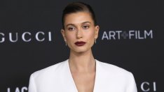 Хейли Бийбър, страхотен гащеризон!