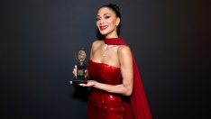 Никол Шерцингер посрещна 47-ия си рожден ден на плажа по бански с животински принт